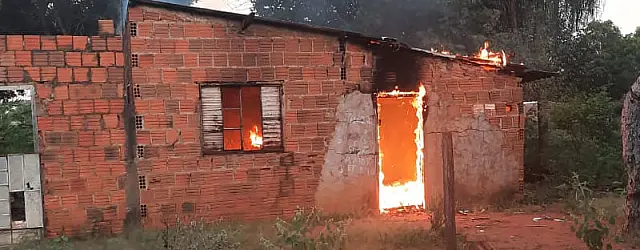 No Nova Aquidauana casa fica destruída por conta de incêndio