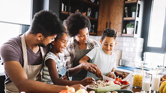 Culinária em família pode ser uma alternativa aos videogames celulares usados por crianças