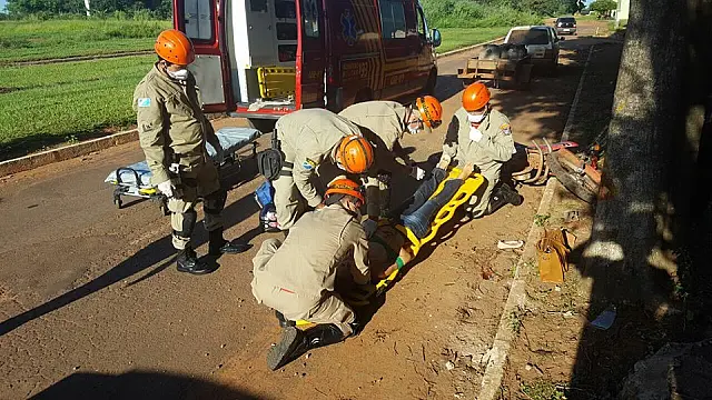 Motociclista é socorrida pelos Bombeiros após colidir moto em árvore