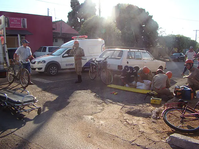 Acidente entre carro e bicicleta deixa mulher ferida no Bairro Alto