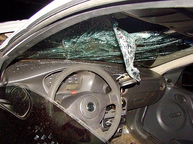 Colisão entre moto e carro deixa jovem gravemente ferido