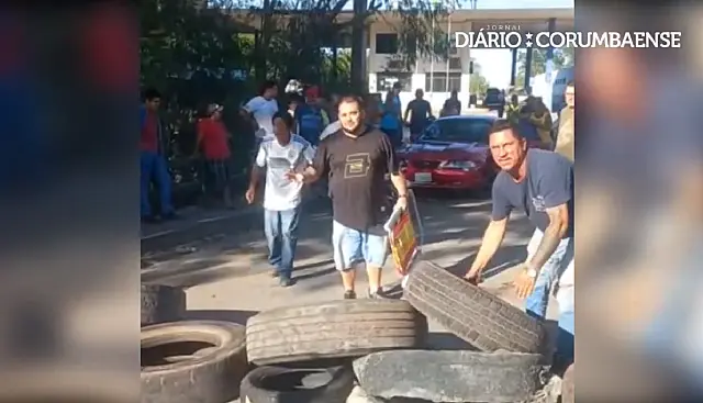 Caminhoneiros brasileiros se revoltam na fronteira e queimam pneus