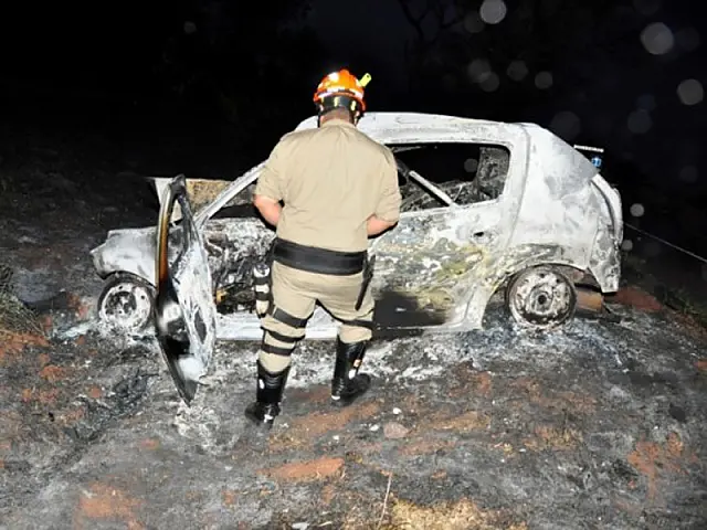 Homem morre carbonizado em colisão entre carro e caminhão