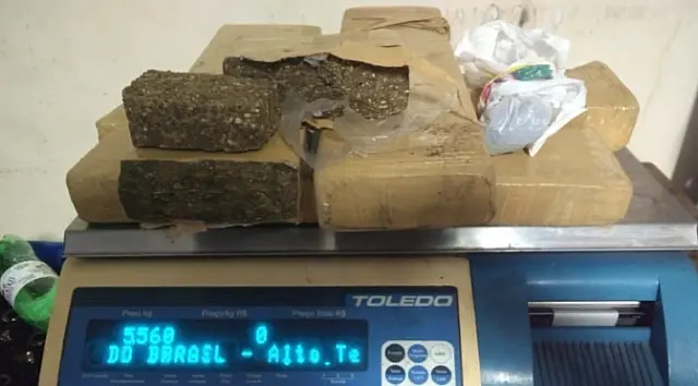 Com droga enterrada em terreno baldio, homem é preso por tráfico