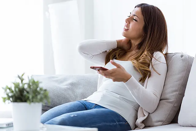 Uso incorreto do celular pode impactar a coluna vertebral