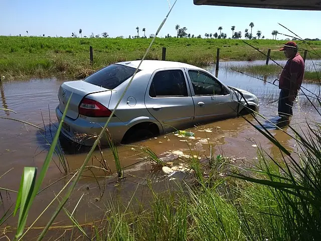 Motorista perde direção e carro cai em lago às margens da MS-276