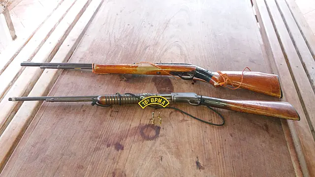 Suspeito de caça e armado com rifles é preso caminhando pela MS-384