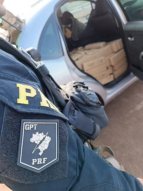 PRF apreende 472 kg de maconha escondida em carro na BR-163