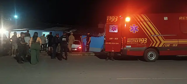 Mulher é socorrida após colidir carro em muro de residência em Corumbá