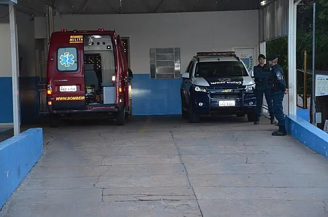Após ter celular furtado e xingar policiais, mulher se joga da viatura em movimento
