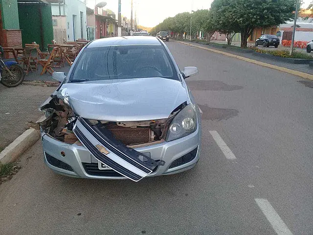 Ao manobrar para entrar em garagem, caminhonete é atingida por carro em Bodoquena