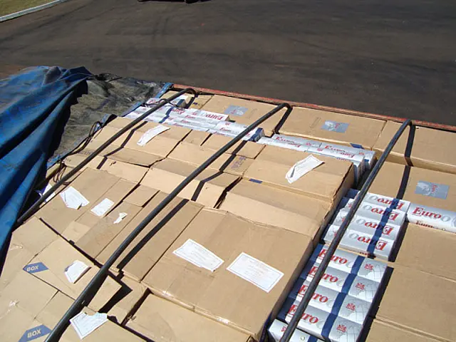 PRF apreende caminhão com 25 mil pacotes de cigarros