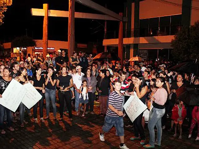 Após morte de estudante em hospital, população de Bonito faz protesto