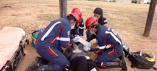 Motociclista fica ferida após colisão com caminhão na Avenida Pantaneta