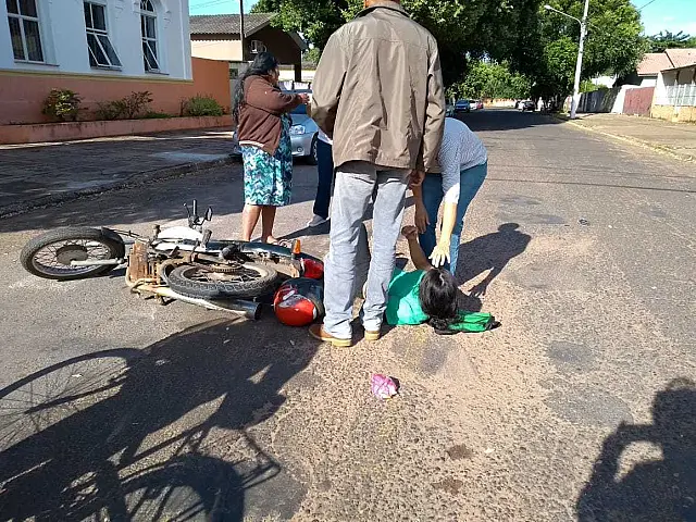 Mãe e filha ficam feridas em acidente entre carro e moto no bairro Alto