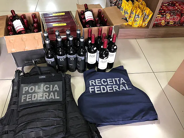 Dono de conveniência é preso por clonar placa de viatura da Receita Federal