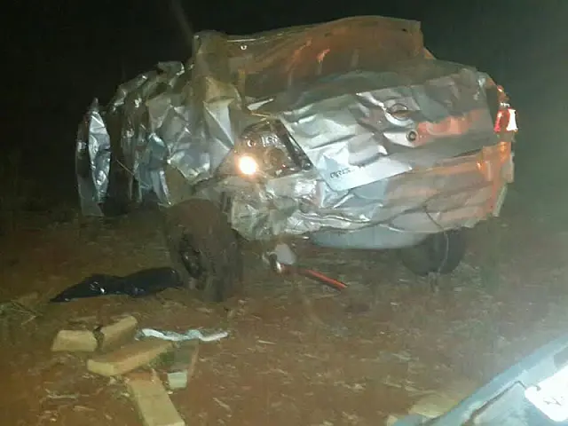 Dupla fura barreira e capota carro carregado de maconha