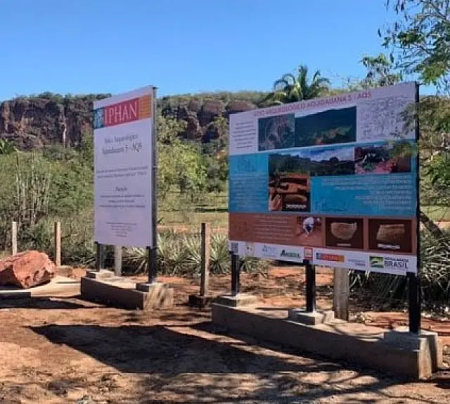 Em Piraputanga, maior museu a céu aberto recebe placas com informações turísticas