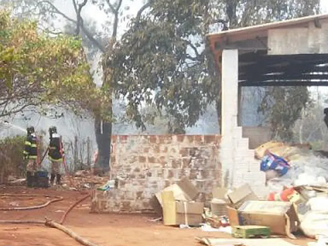 Bombeiros combatem incêndio em terreno no Bairro Ovídio Costa I