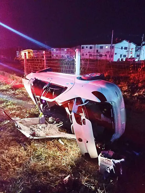 Motorista tem braço quebrado após carro capotar