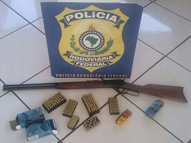 Goiano é preso pela PRF com armas e munições