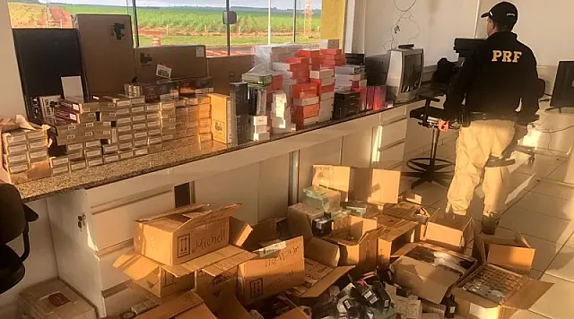 PRF e PM apreendem veículo lotado com produtos contrabandeados