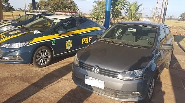 PRF recupera veículo roubado, após motorista tentar fugir de fiscalização policial