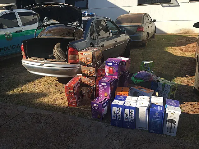 PMA apreende quatro veículos carregados de pneus e brinquedos vindos do Paraguai