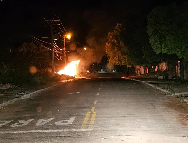 Incêndio assusta moradores da Santa Terezinha em quarta-feira caótica