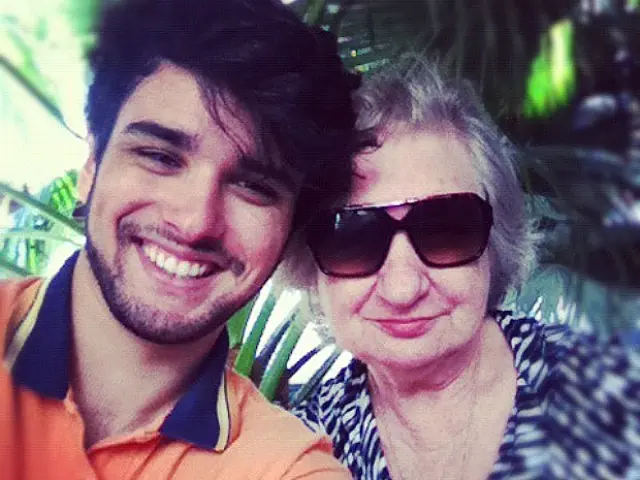 Neto larga faculdade e emprego para cuidar de avó com Alzheimer