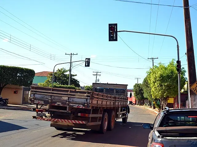 Moradores esperam por conserto de semáforo há mais de seis meses