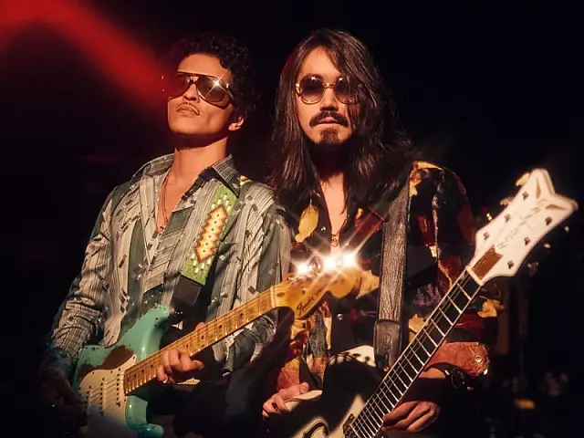 Guitarrista de MS se apresenta no Grammy ao lado de Silk Sonic em número de abertura