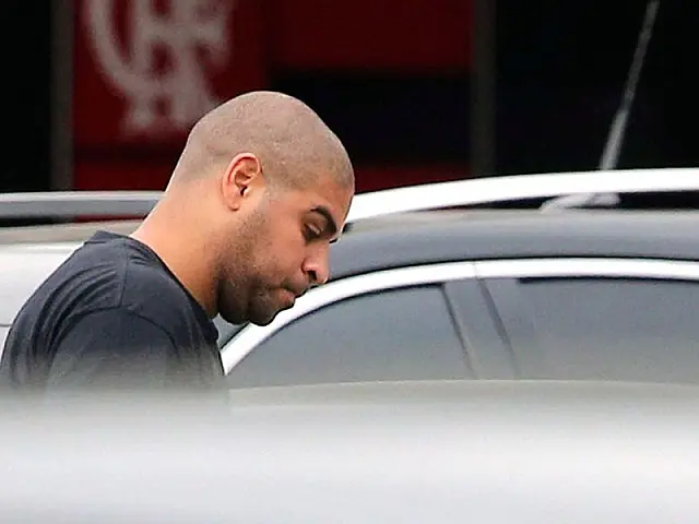 Após visita à favela e acidente, Adriano pode ter vínculo rescindido em caso de nova falta