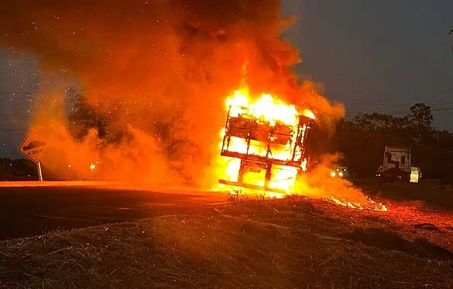 Semirreboque de bitrem pega fogo e fica completamente destruído na MS-134