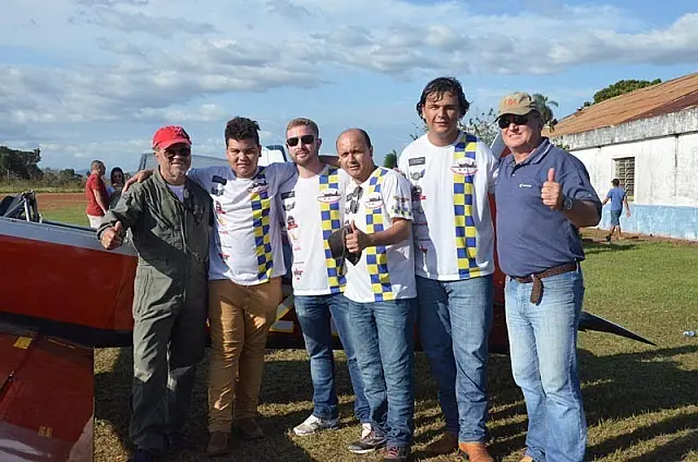 Família se une para criar empresa de shows aéreos por amor à aviação