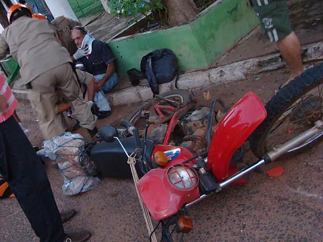 Acidente em cruzamento perigoso deixa motociclista ferido
