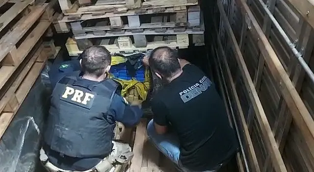 Motoristas são flagrados com 3,8 toneladas de maconha e 35 kg pasta base