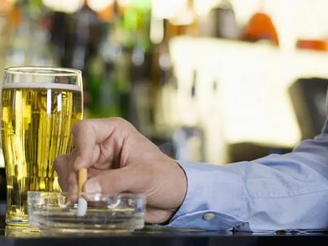 Juntos, cigarro e álcool pioram ressaca do dia seguinte
