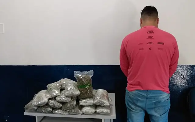 Polícia Militar apreende quase 8 Kg de maconha durante abordagem a ônibus