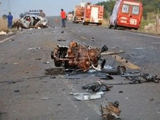 Três pessoas morrem em acidente entre carreta e carro de passeio