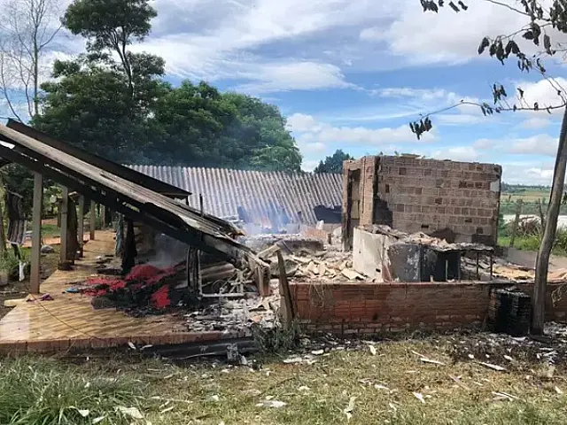 Suspeito de matar homem em assentamento tem casa incendiada