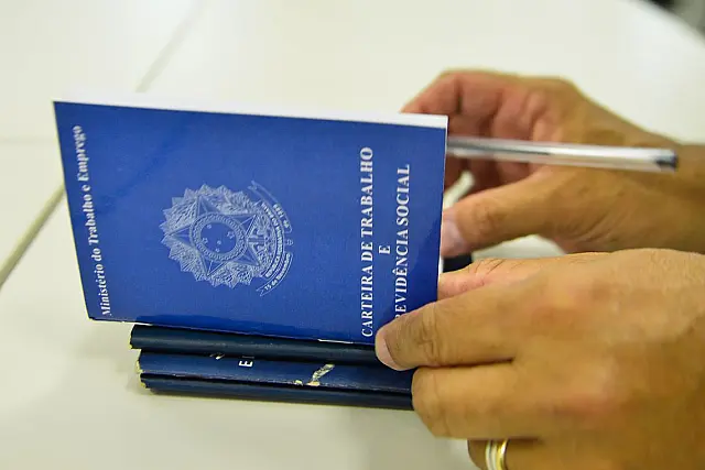 Depois de quatro anos em queda, carteira assinada volta a crescer