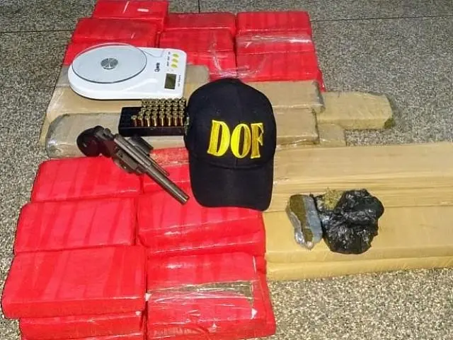 Com droga, arma e munições em travesseiros, 2 são presos e menor apreendido