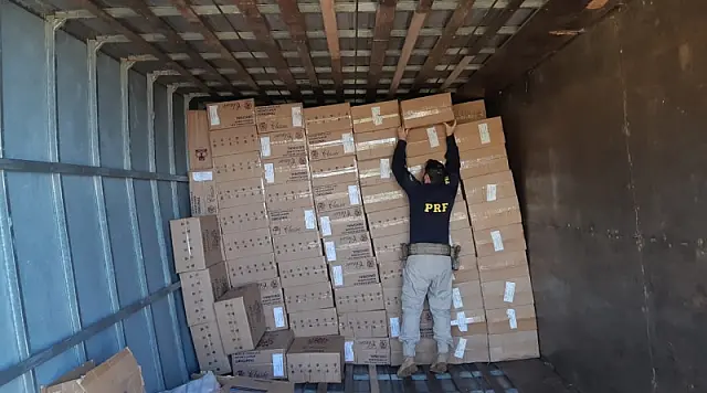 PRF apreende 400 mil maços de cigarro e recupera caminhão roubado