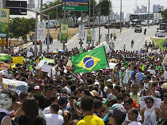 Polícia e manifestantes entram em confronto antes de Brasil x México