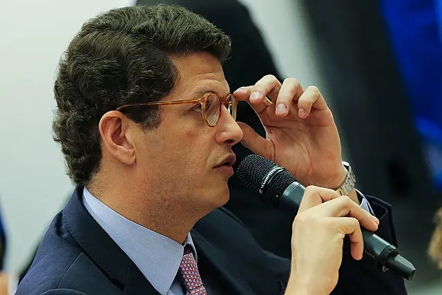 Ministério estuda liberar exportação de madeira in natura da Amazônia