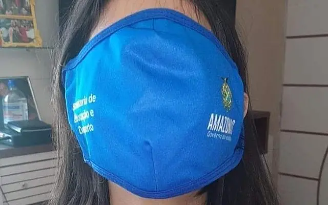 Volta às aulas: máscara gigante e deboche de alunos viram memes