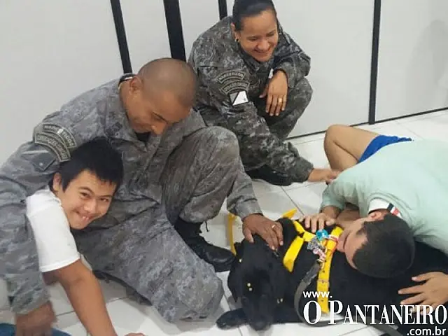 Equipe do canil da Rotai participa de sessões de cinoterapia na Pestalozzi