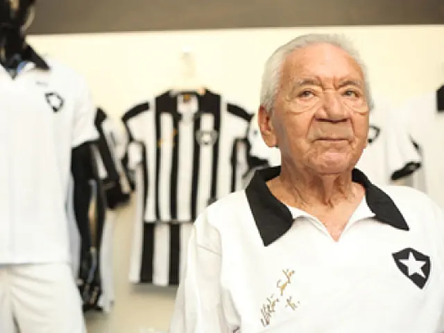 Morre o alvinegro Nilton Santos, a Enciclopédia do Futebol