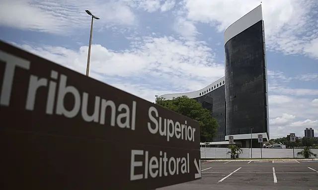 Eleitores estão proibidos de levar aparelhos celulares para cabines de votação